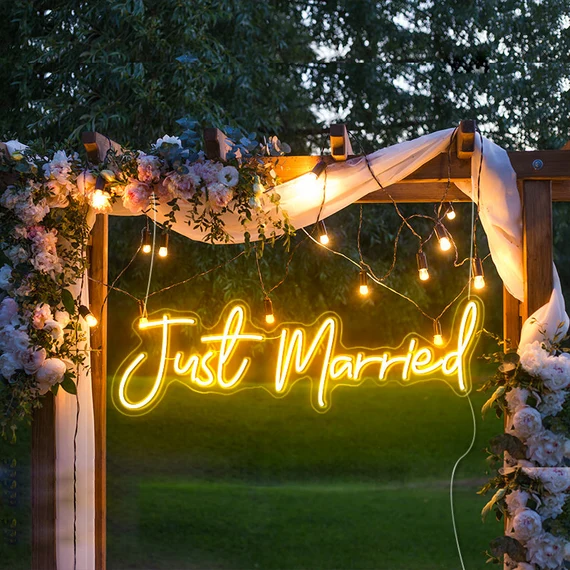 Insegna al neon del matrimonio appena sposato