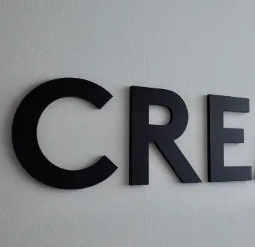 Plat gesneden metalen letters bewegwijzering