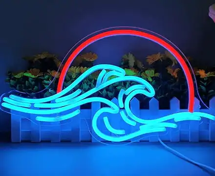 2 neonreclames aan de zijkant