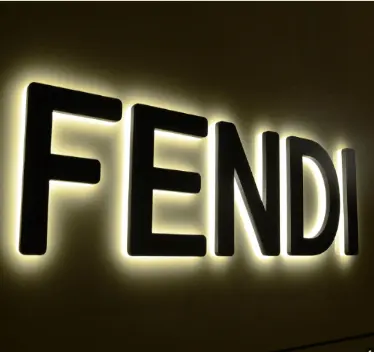 Beidseitigbeleuchtete Buchstaben