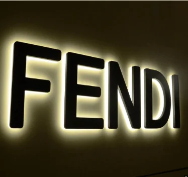 Beidseitigbeleuchtete Buchstaben