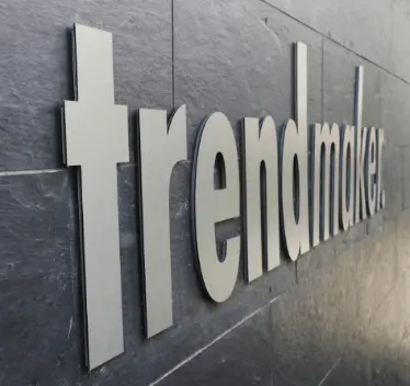 Beschilderung mit flach geschnittenen Metallbuchstaben