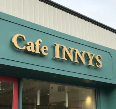 Beschilderung mit flach geschnittenen Metallbuchstaben