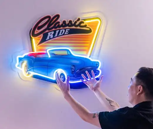 Coole neonreclames met sportwagens