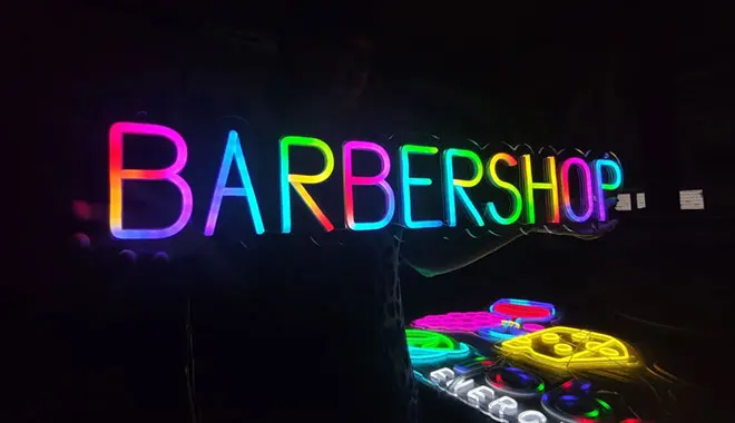 Neonreclame voor kapperszaken