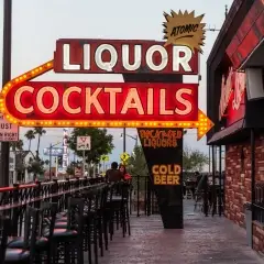 comharthaí neon lasmuigh saincheaptha