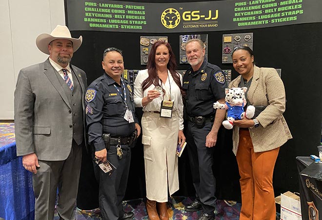 Group photo at the police coins exhibition site 2