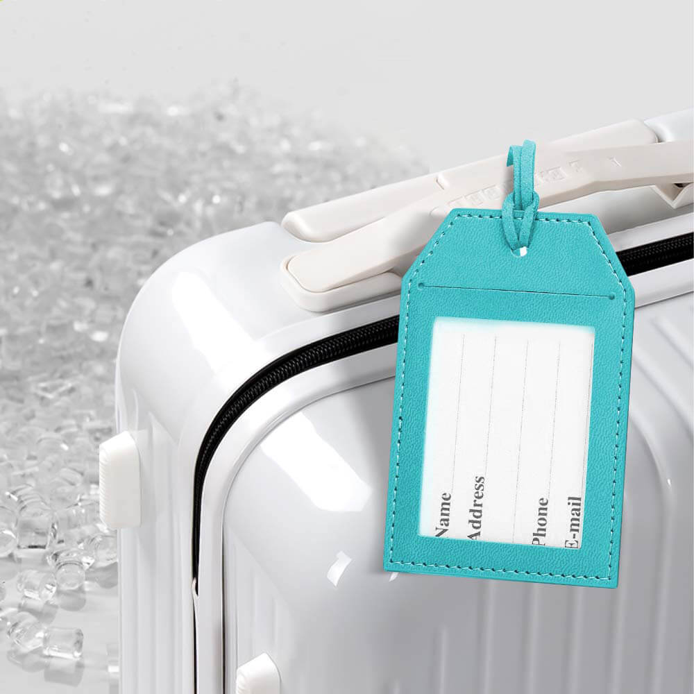 Lifestylefoto van creatieve bagagelabels met touwtjes