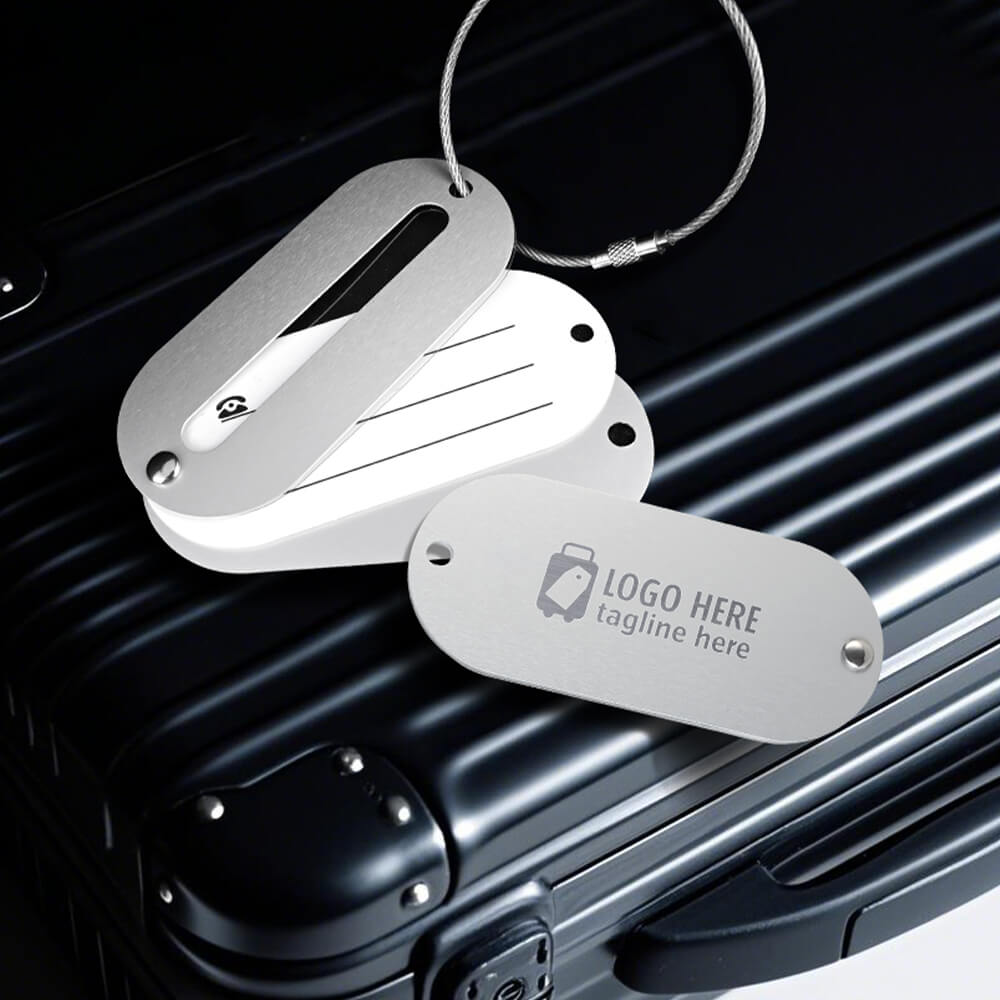 Lifestylefoto van gepersonaliseerde metalen bagagelabels in kleur