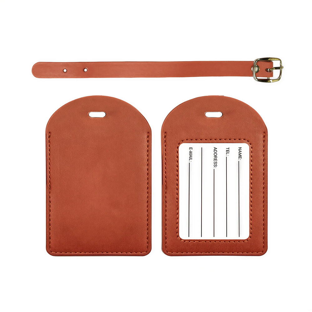 Detailfoto van gepersonaliseerde bagagelabels van premium PU-leer.